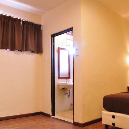 Bemo Corner Guest House Kuta  Room photo