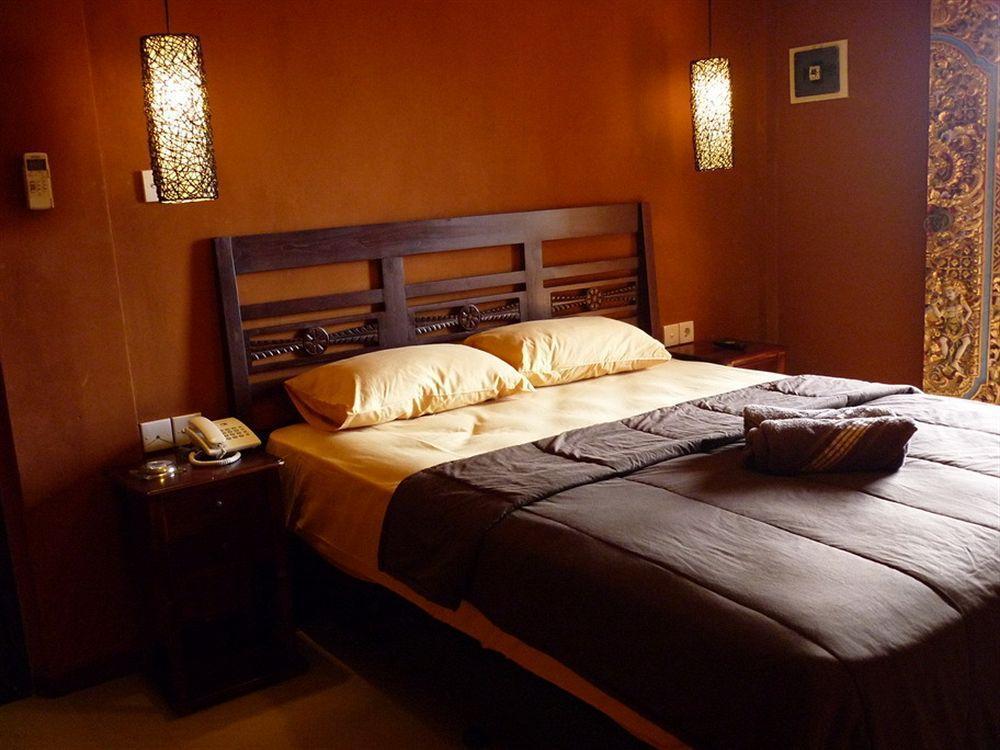Bemo Corner Guest House Kuta  Exterior photo