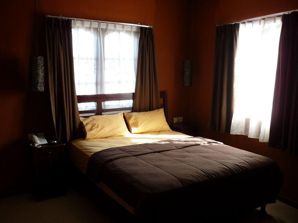 Bemo Corner Guest House Kuta  Exterior photo